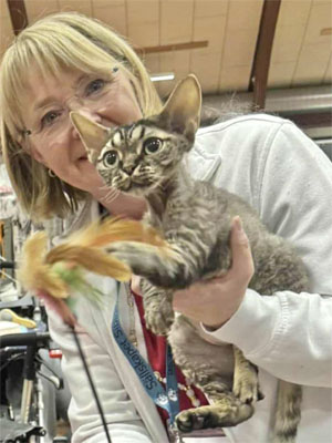 Анна с котёнком